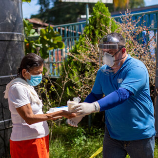 In a church that has been turned into a temporary shelter where WFP staff distribute meals to families who have lost their livelihoods in the midst of the pandemic and Tropical Storm Amanda. Photo: WFP/Versative 