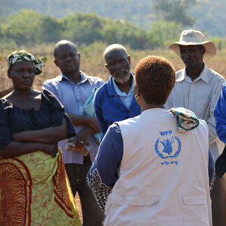 A WFP staff is talking with beneficiaries