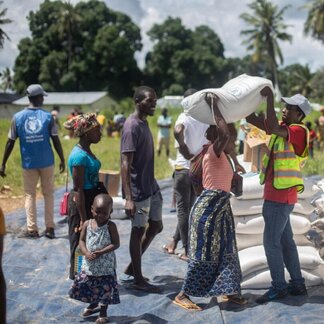 A community in the Mocimboa da Praia district is gathering to receive food assistance after distributions were delayed due to heavy rains and infrastructure damage caused by El Niño.