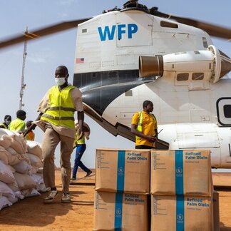 A WFP Chinook is unloaded by porters in Djibo, Burkina Faso. 