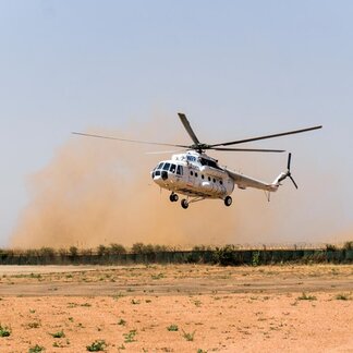 A helicopter coming from Zalingei, the capital city of Central Darfur State, landing in UNAMID compound in Nertiti, Central Darfur for flying pack passengers to Zalingei.  Photo: WFP/Ala Kheir